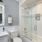 Aménagement d'une salle de bain combinée dans une maison de campagne