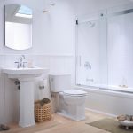 Parquet dans la salle de bain d'une maison privée