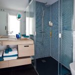Cabine de douche dans le coin de la salle de bain