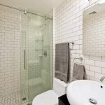 Grand miroir sur un lavabo blanc