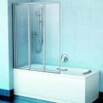 Petit bain avec douche et rideau en plastique