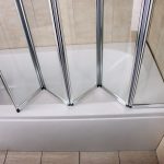 Coupes de verre du rideau accordéon sur un cadre en métal