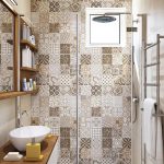 Articles de toilette sur des étagères en bois