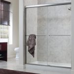 Cloison en verre dans le style minimaliste de la salle de bain