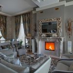 Rideaux pour un salon classique avec cheminée