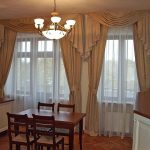 Rideaux pour la cuisine-salle à manger avec deux fenêtres et un balcon