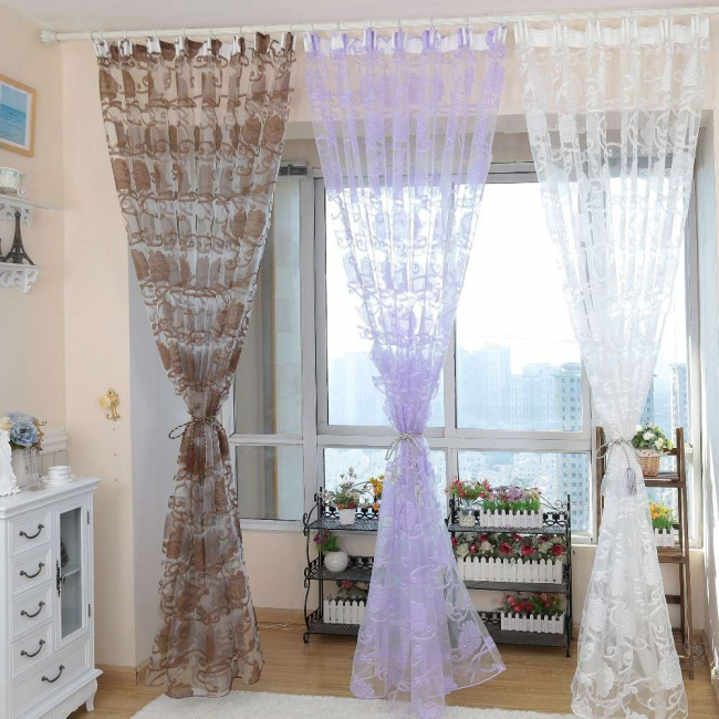 Trois rideaux en organza de couleurs différentes