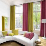 Rideaux de velours sur la corniche dans le hall