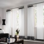 Rideaux blancs dans un salon moderne