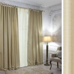 Drapés droits sur la fenêtre du salon dans une maison privée