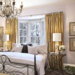 Rideaux d'or à l'intérieur de la chambre