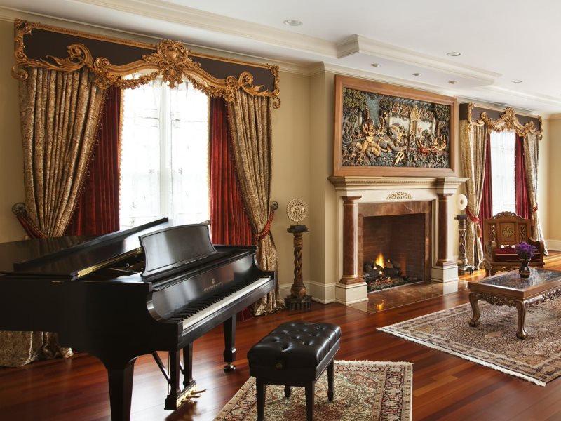 Rideaux avec lambrequin dur dans le salon avec piano à queue