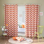 Curtains with zigzag pattern on the rings