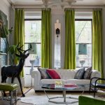 Rideaux de verdure dans la chambre avec deux fenêtres