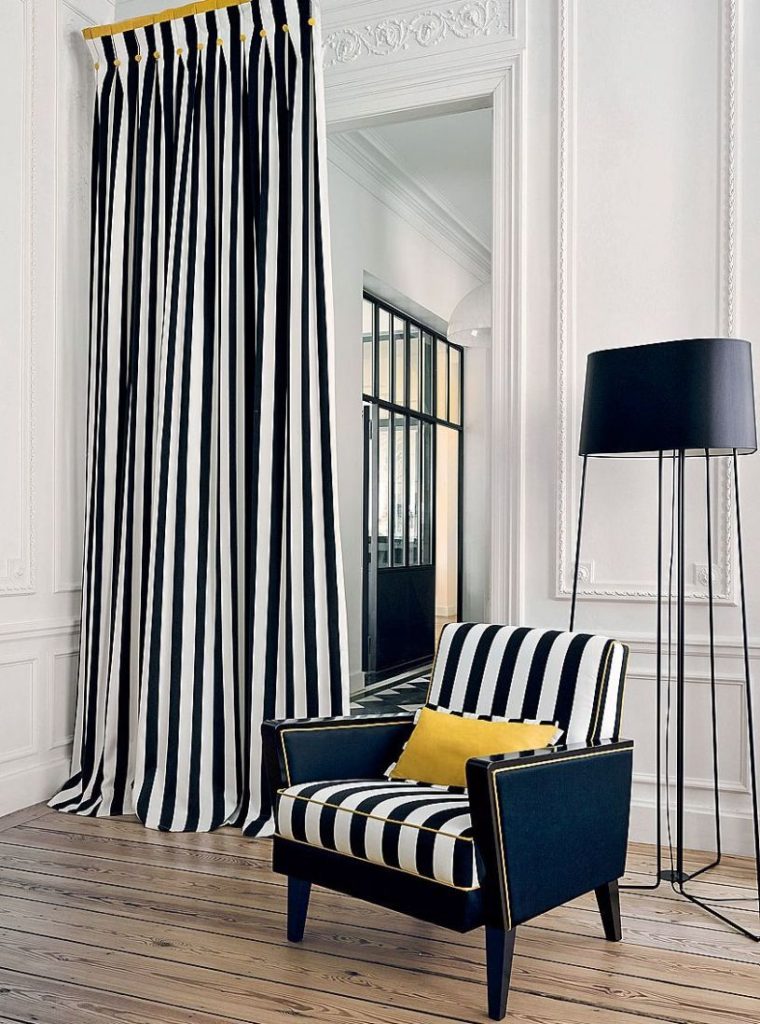 Rideaux à rayures sur la porte du salon