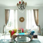 Disposition symétrique des rideaux sur les deux fenêtres avec un miroir décoratif au mur