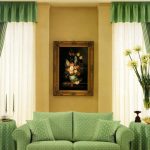 Rideaux verts symétriques avec une image sur le mur entre eux