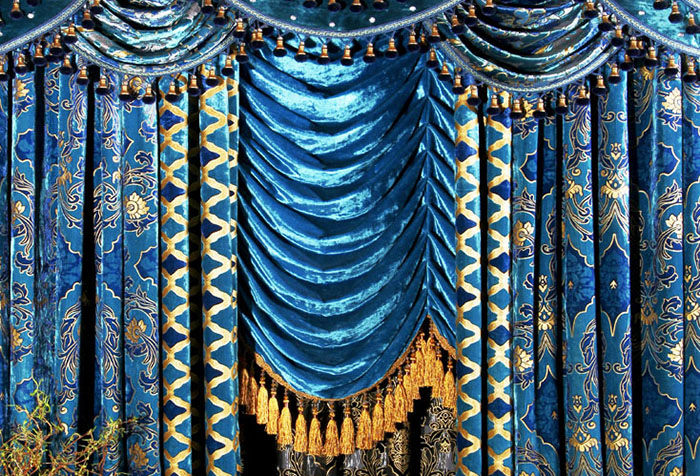 Rideaux bleu-or avec un magnifique lambrequin