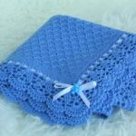 Plaid bleu avec bordure en dentelle