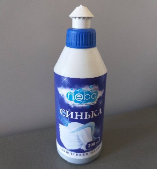 Bouteille en plastique bleu pour teindre le tulle