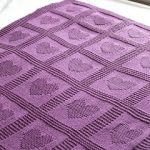 Couverture lilas avec des carrés et des coeurs