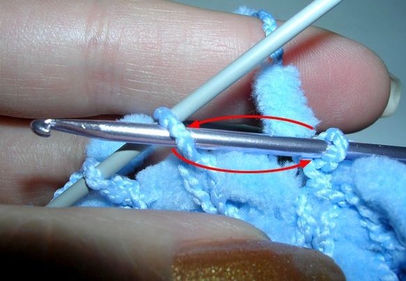 La prochaine boucle tricotée avec des aiguilles
