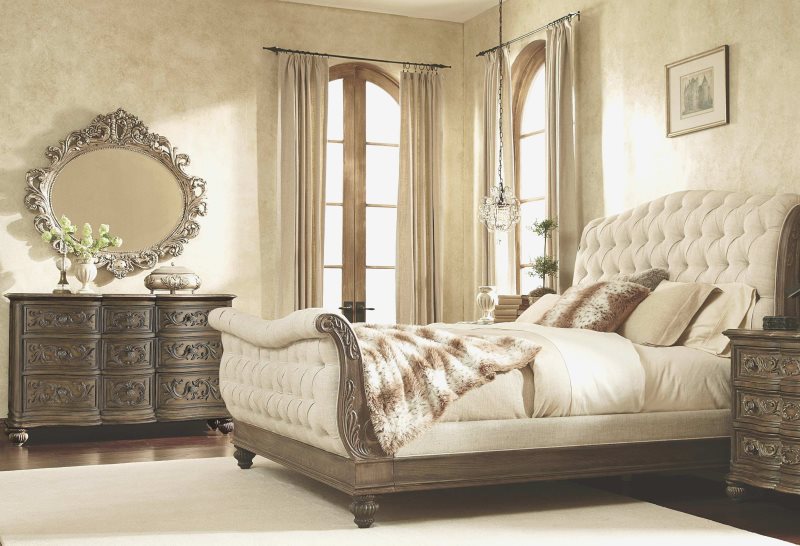 Rideaux sur la corniche ronde dans la chambre baroque