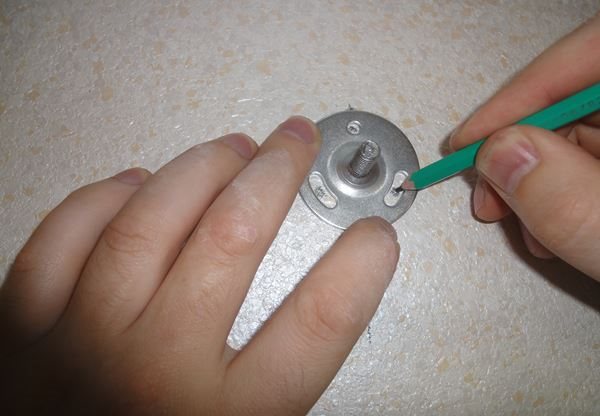 Installation de marques pour percer des trous pour des goujons