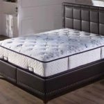Matelas matelassé avec des boutons sur le lit double