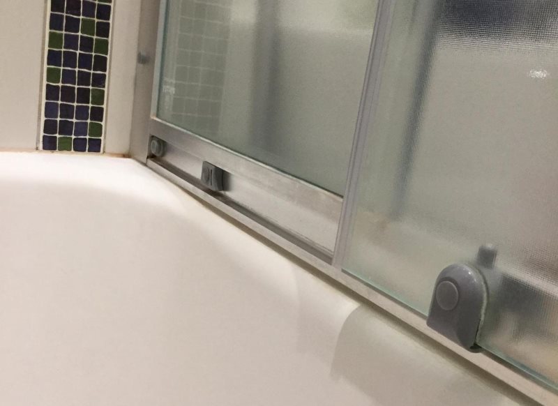 Rideau de verre au fini mat laisse dans la salle de bain