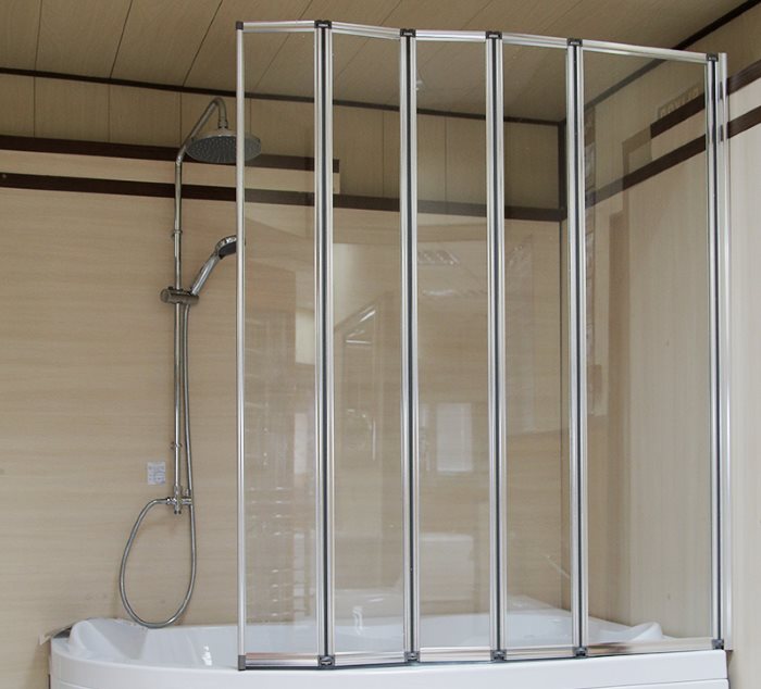 Volet pliant à plusieurs sections dans la salle de bain