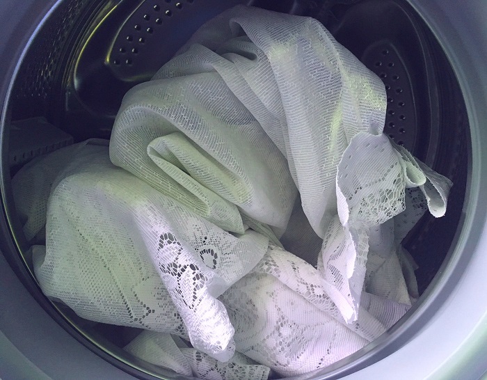 ซักผ้า tulle สีเหลืองในเครื่องพิมพ์ดีด