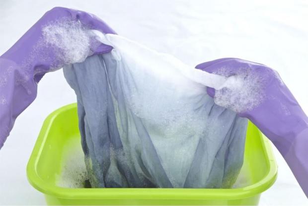 ล้าง tulle ในสารละลายสีฟ้าแห้ง