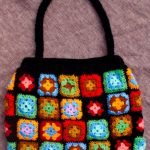 Sac à main de petits carrés tricotés au crochet