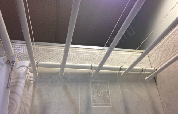 Séchoir spécial pour rideaux dans la salle de bain