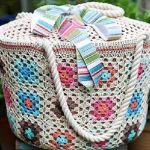 Panier lumineux de carrés tricotés