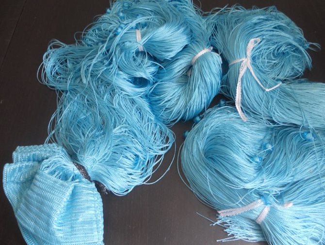 Lanyard knitting with cotton thread before curtain