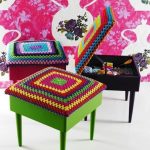 Tabourets avec un secret, décorés avec des capes de la place de grand-mère