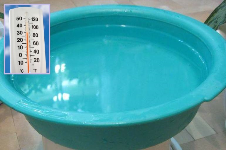 Bassin en plastique avec de l'eau pour blanchir le tulle d'organza