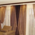Rideaux marron foncé dans le salon avec deux fenêtres