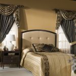 Lambrequins symétriques sombres pour la chambre à coucher avec deux fenêtres