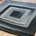 Tapis couverture sombre dans la technique de 10 boucles