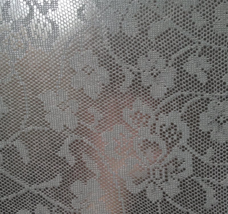 Verre avec tulle blanc collé