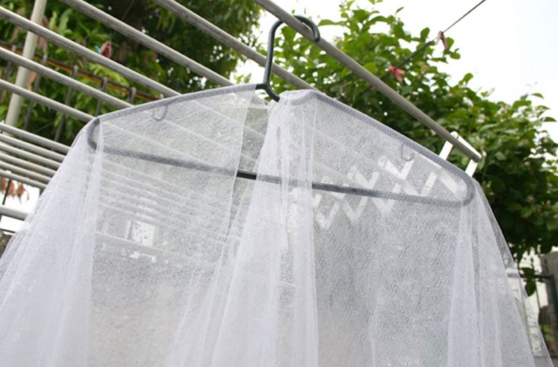 Séchage du tulle sur des cintres après blanchiment à Zelenka