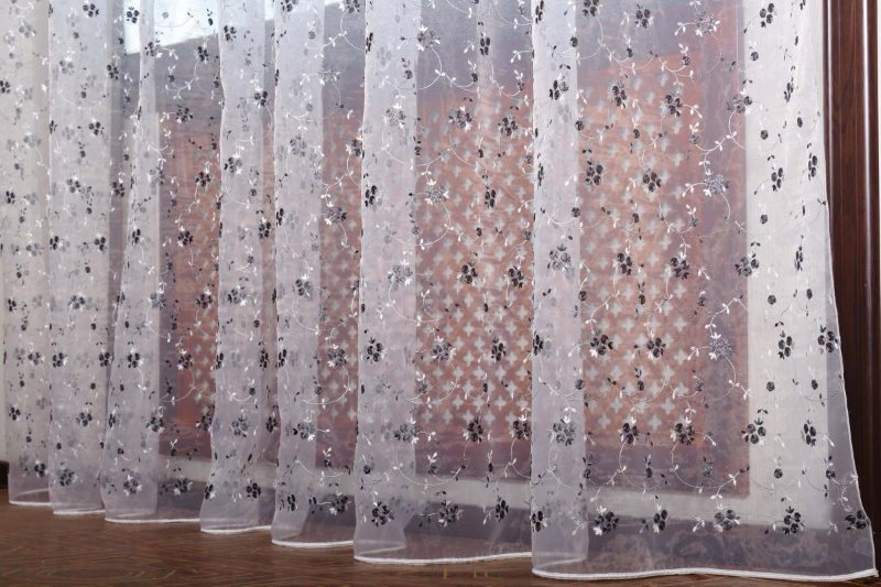 organza tulle ที่สวยงามบนหน้าต่างห้องนั่งเล่น