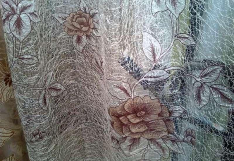 Tulle toile d'araignée avec fleurs et feuilles