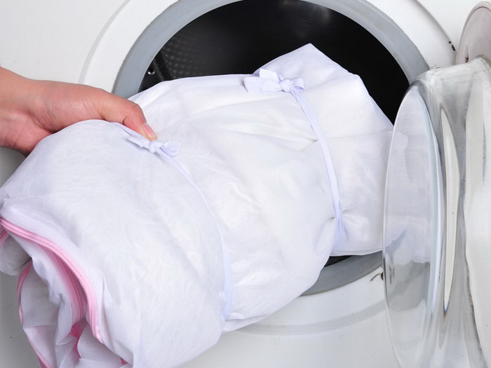 Lavez le tulle dans un sac spécial à la maison