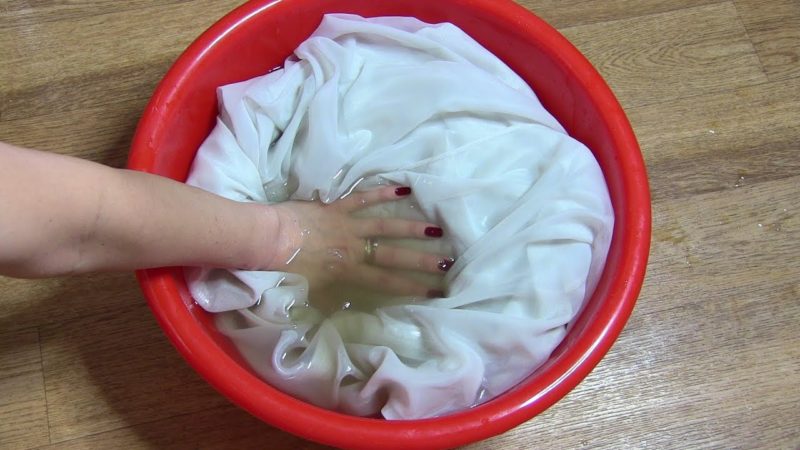 Tremper le rideau dans une solution de soude avant le lavage