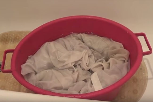 Βούτυρο γκρι τούλι σε λεκάνη λαμπρό πράσινο