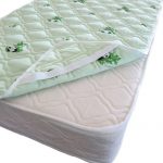 Matelas en bambou confortable sur le grand lit